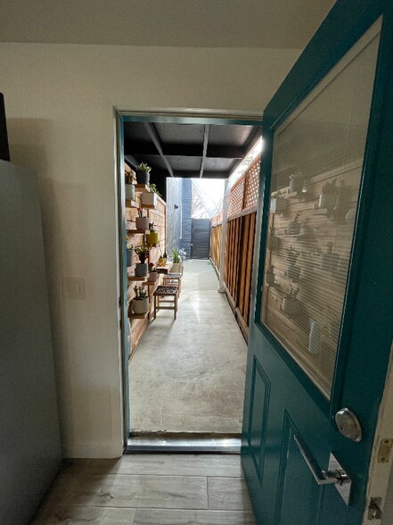 Building Photo - 463 Menker Ave