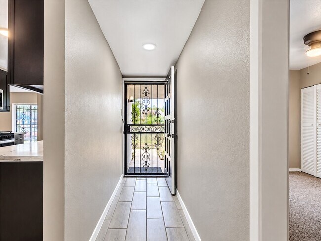 Building Photo - 4223 Oak Shadows Dr