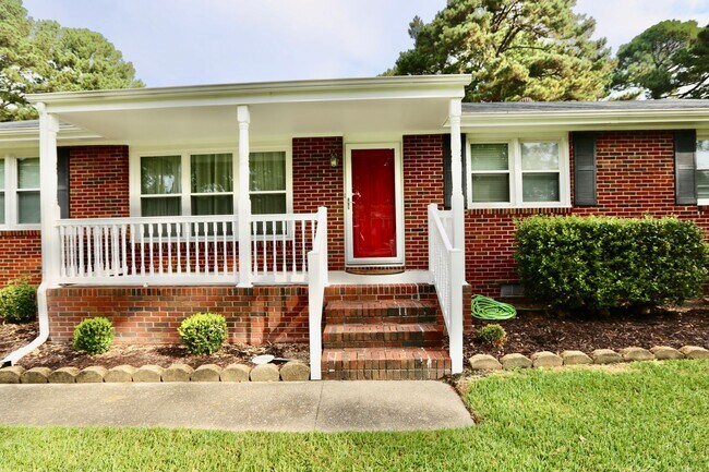 Building Photo - AVAILABLE EARLY MAY, Charming ranch home with front porch in Castle Heights!