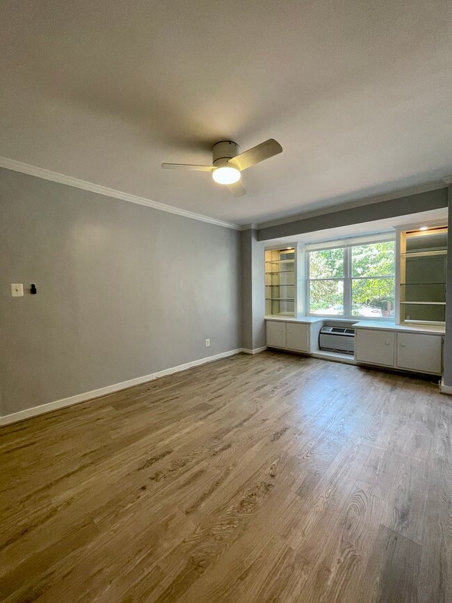 Building Photo - Lovely Studio Apartment in Downtown!