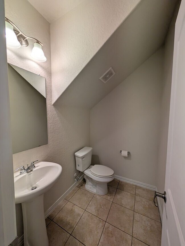 Building Photo - 4/2.5/2 with Large Game Room / Near Gruene...