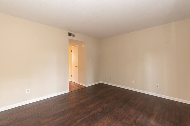 Building Photo - Two Bedroom End Unit Home!