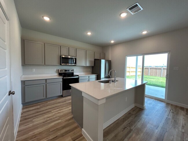 Building Photo - Walking Distance to Long Creek High School / Fridge, Washer & Dryer Included / Fenced in Yard / N...