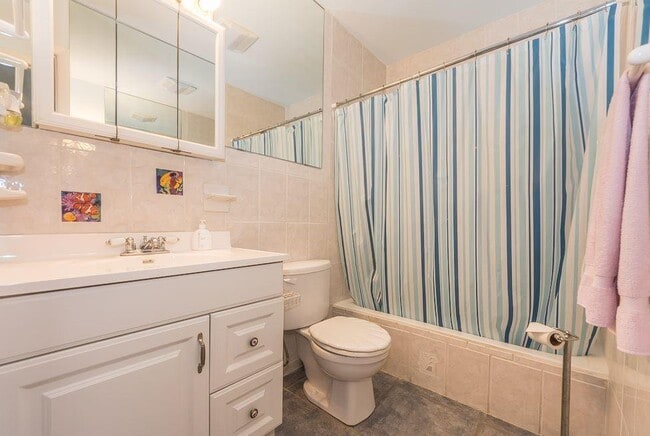 Building Photo - 1315 Bayshore Dr