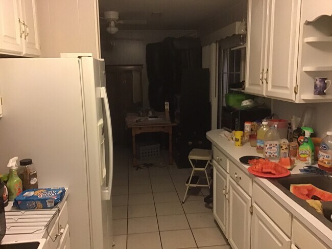 Kitchen - 4905 Davis Dr