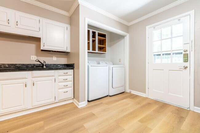 Building Photo - 2496 Leeshire Rd