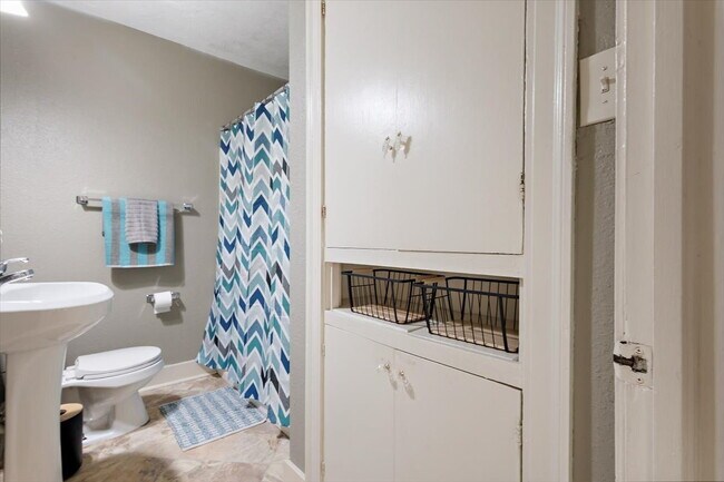 Building Photo - FULLY FURNISHED!! Belhaven Bombshell!