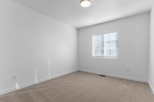 Building Photo - 1614 E 6820 N
