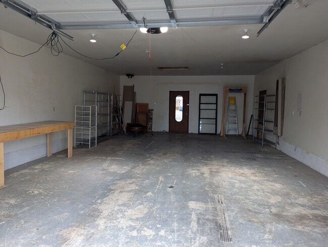 Building Photo - 455 NE Clay Ave