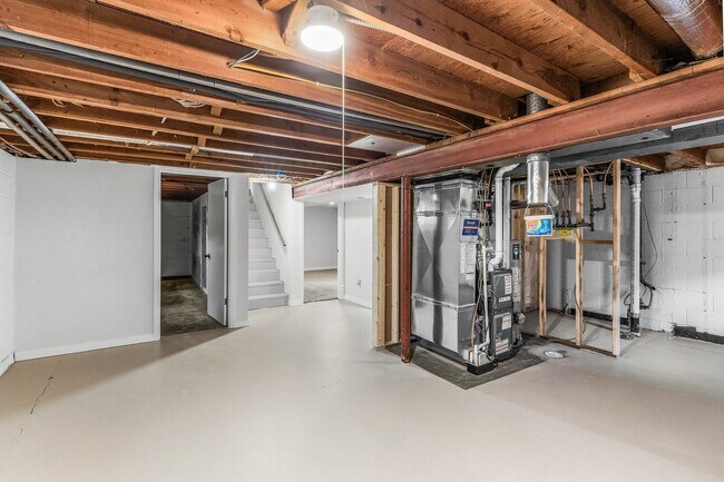 Building Photo - Freshly remodeled 4 Bed Rambler AV/Rosemou...