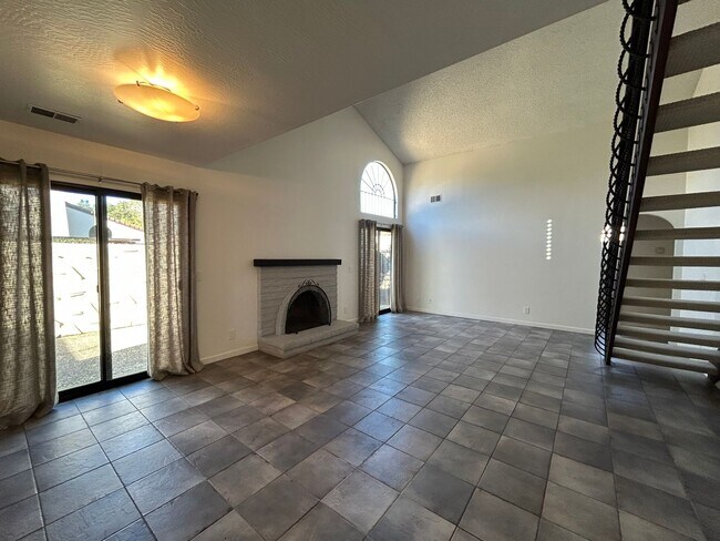 Building Photo - 810 Shady Oak Dr