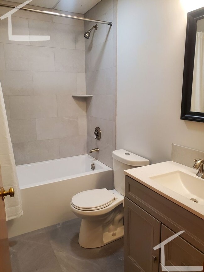 Building Photo - Nicely renovated unit with parking included!