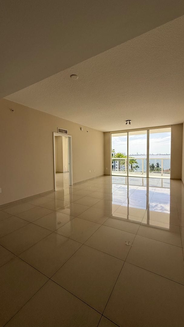 Building Photo - Spacious 3BR/3BA with bay views in the heart of Edgewater!