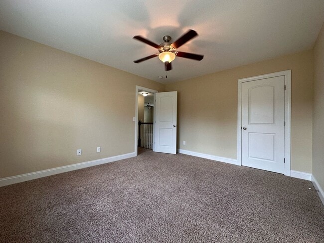 Building Photo - Perfect on Pineflat!