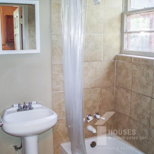 Building Photo - 16 W Stone Ave