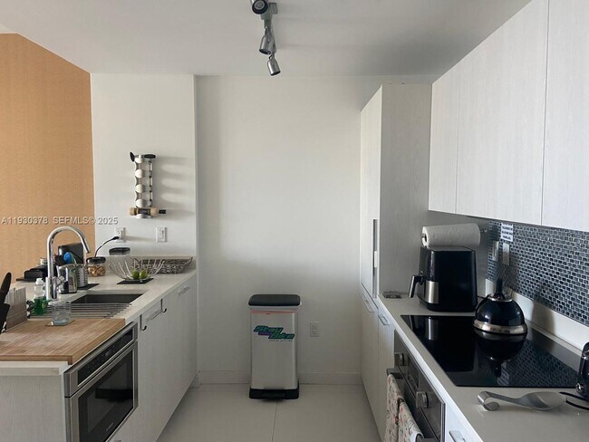 Building Photo - 501 NE 31st St