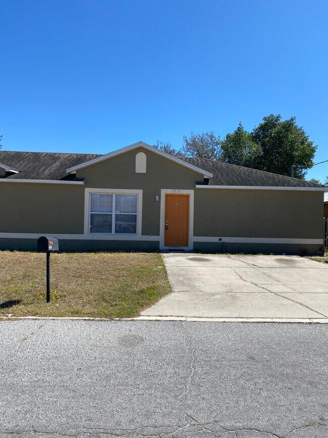 Building Photo - 3 Bedroom, 1 bathroom Duplex Winter Haven!