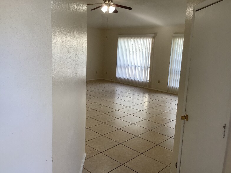 Building Photo - 109 Lake Forest Blvd