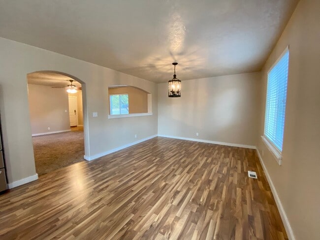 Building Photo - Lovely 4 Bedroom (+ Large bonus room) in B...