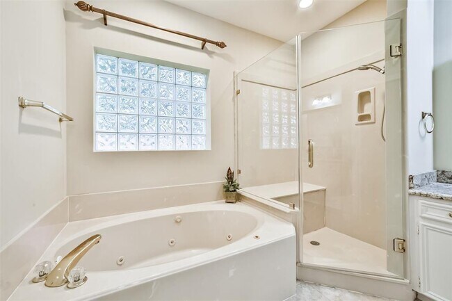 Building Photo - 16 Kelliwood Ct Cir