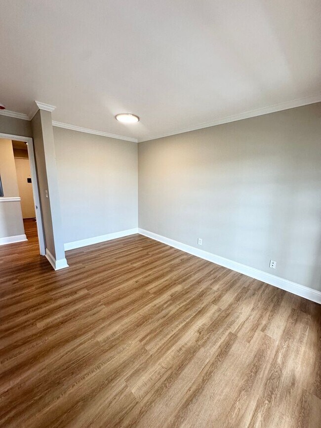 Building Photo - 2-bed, 2-bath Condo with Sweeping Views of City and Space Needle!