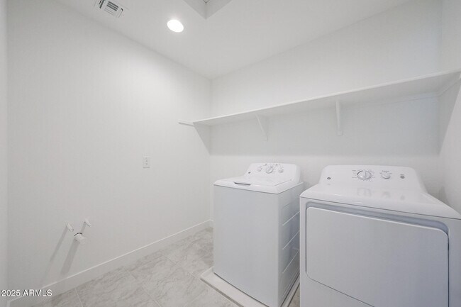 Building Photo - 14819 W Cottontail Ln