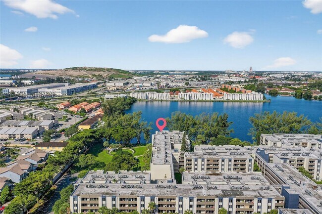 Building Photo - 10000 NW 80th Ct