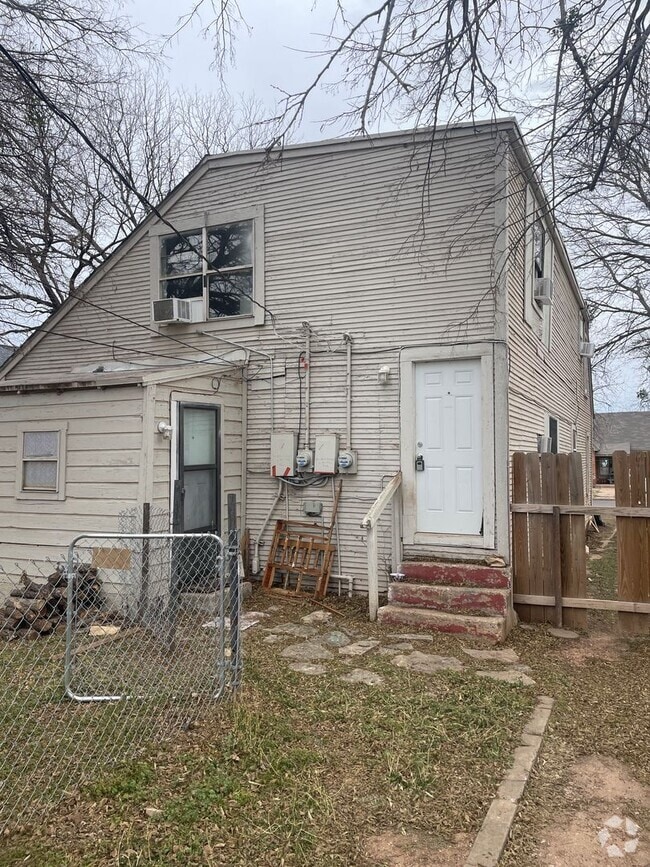 Building Photo - UPSTAIRS ONE BEDROOM!