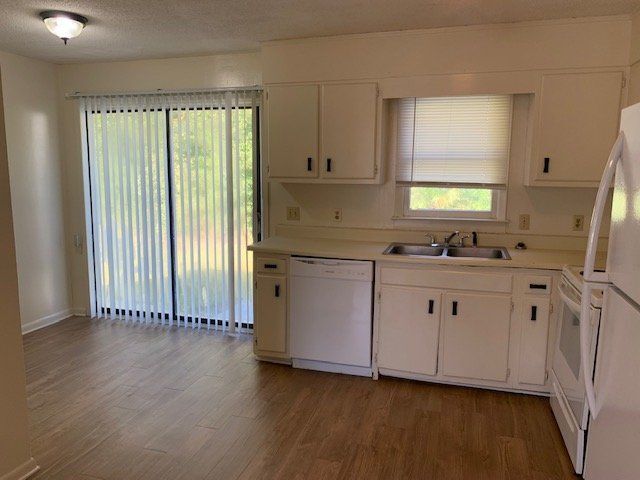 Building Photo - 301 Shiloh Dr