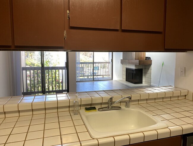 Building Photo - 2101 Shore Line Dr