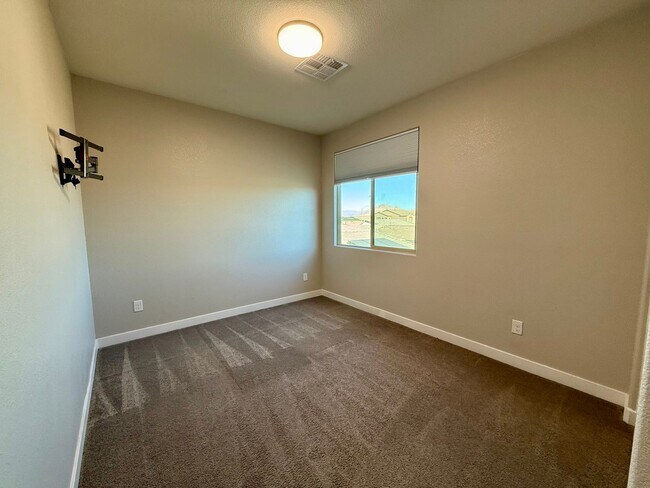 Building Photo - 3/BD 2.5/BA Contemporary Comfort in a Prime Location!