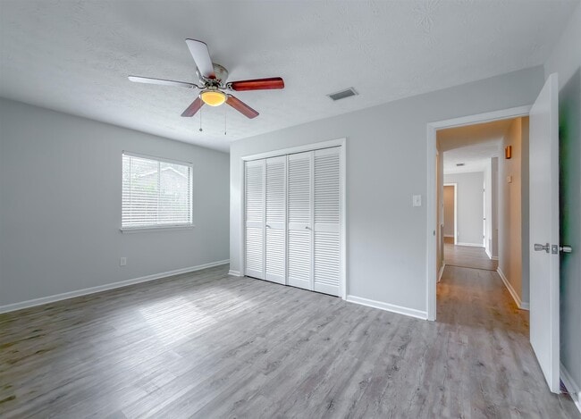 Building Photo - 3235 Springdale Dr