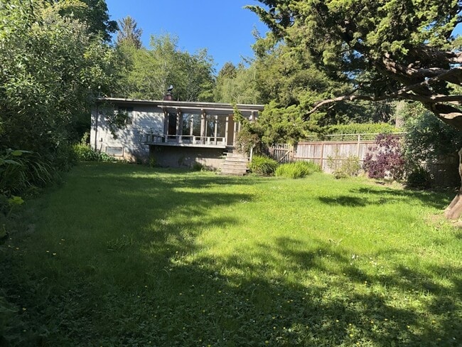 Building Photo - 2000+ sf home is in a great location, pet ...