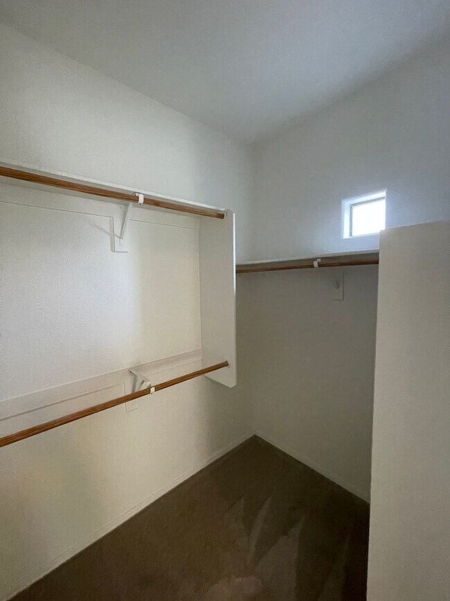 Building Photo - BEAUTIFULLY REMODELED TOWNHOUSE!