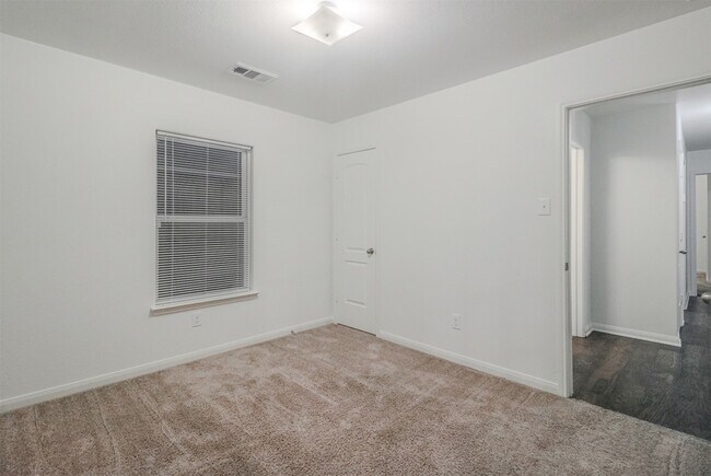 Building Photo - 1208 Bluffview Dr