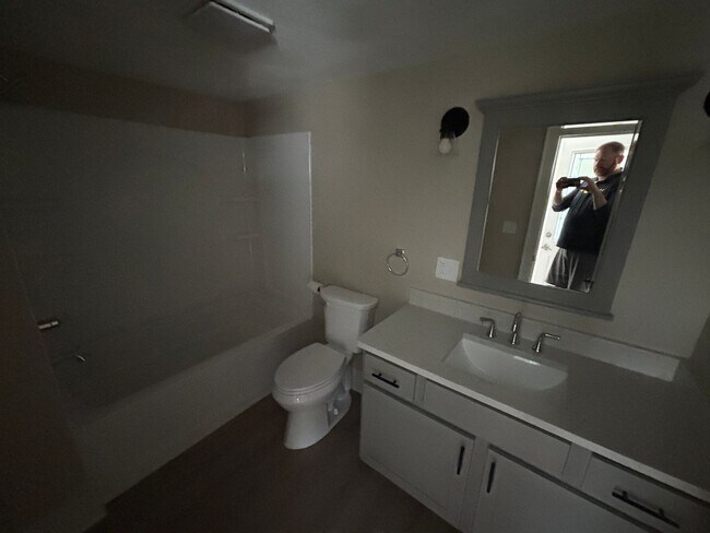 Building Photo - Updated Single Family Home in Maine Endwel...