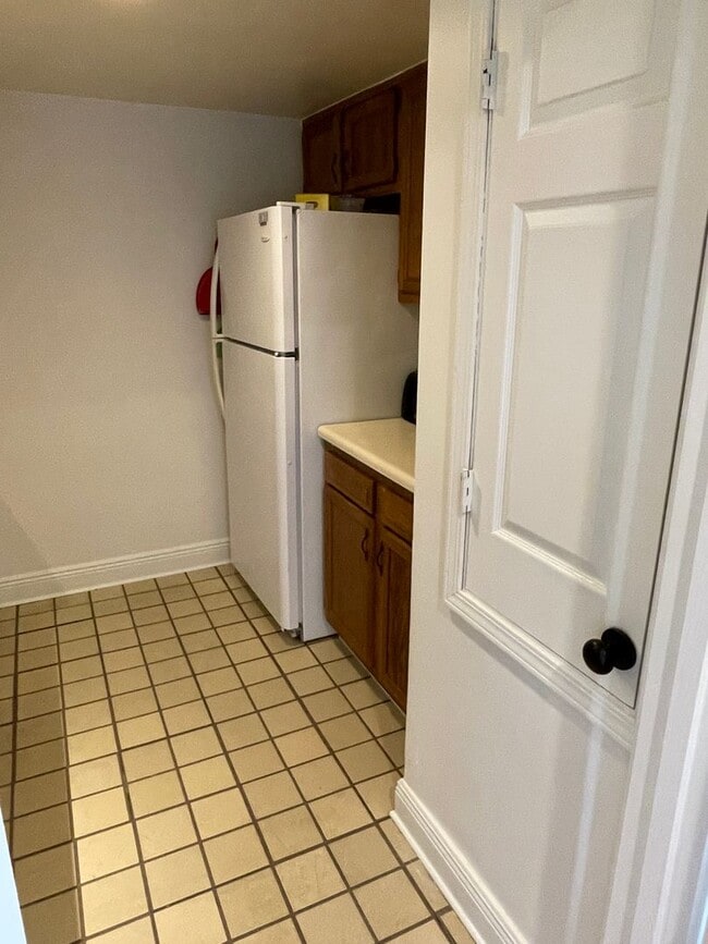 Building Photo - Great Corner Unit in University Area with Gated Parking