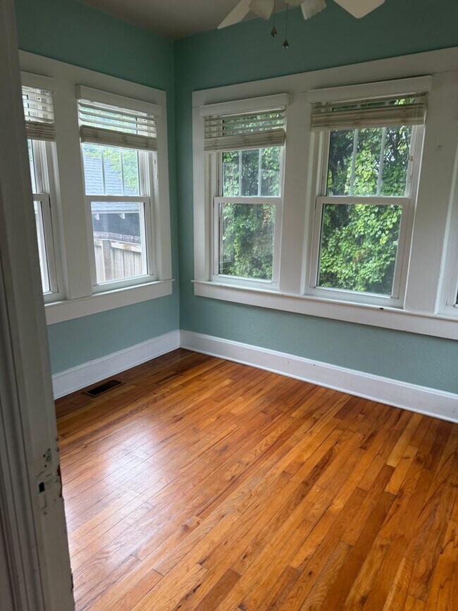 Building Photo - Beautiful 3 bedroom home with large backyard