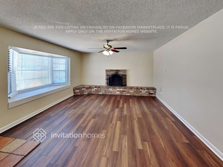 Building Photo - 2323 E Mitchell Dr