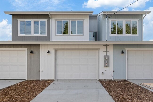 Building Photo - 717 E Lacrosse Ave