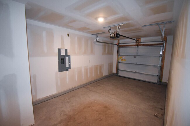 Building Photo - 619 Golden Resin Rd