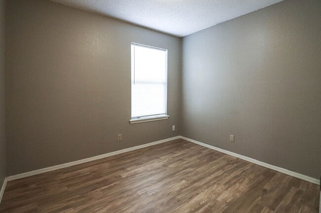 Building Photo - Cozy & Updated