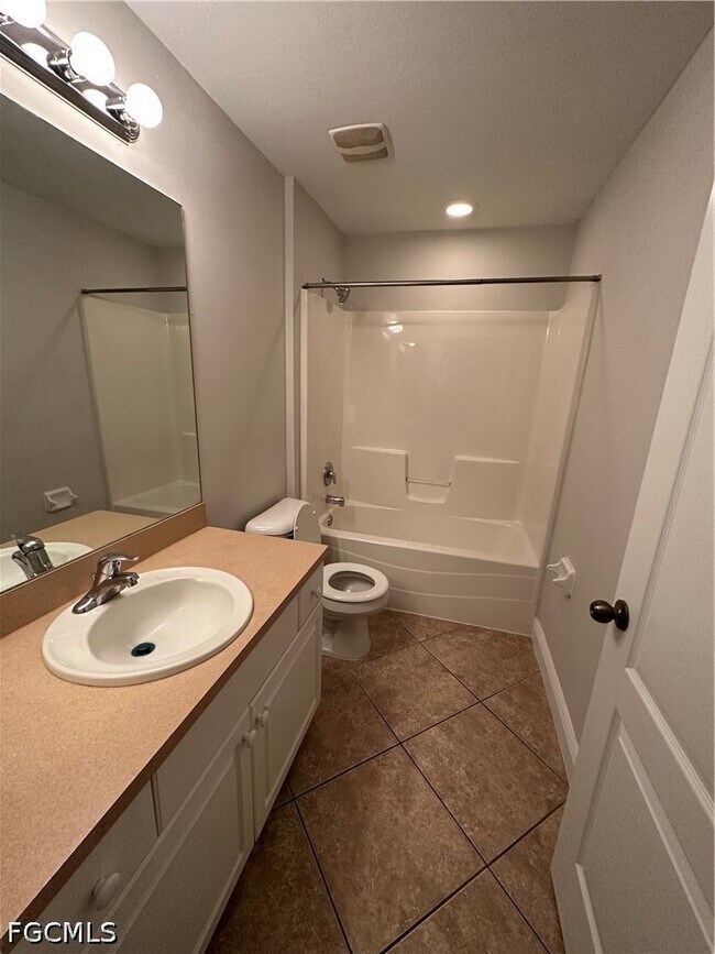 Building Photo - 1706 Kismet Pkwy E