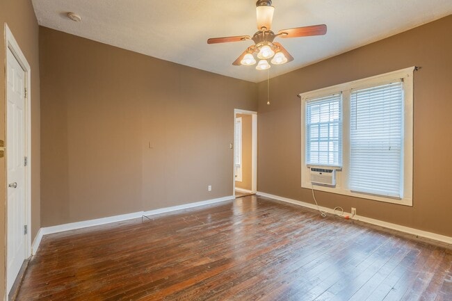Building Photo - 1 bed, 2 Bath, w/ bonus room, centrally located and convenient to downtown!