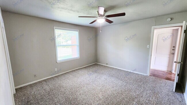 Building Photo - 816 Sandell Dr
