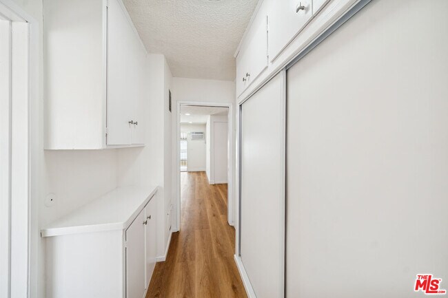 Building Photo - 842 Westbourne Dr