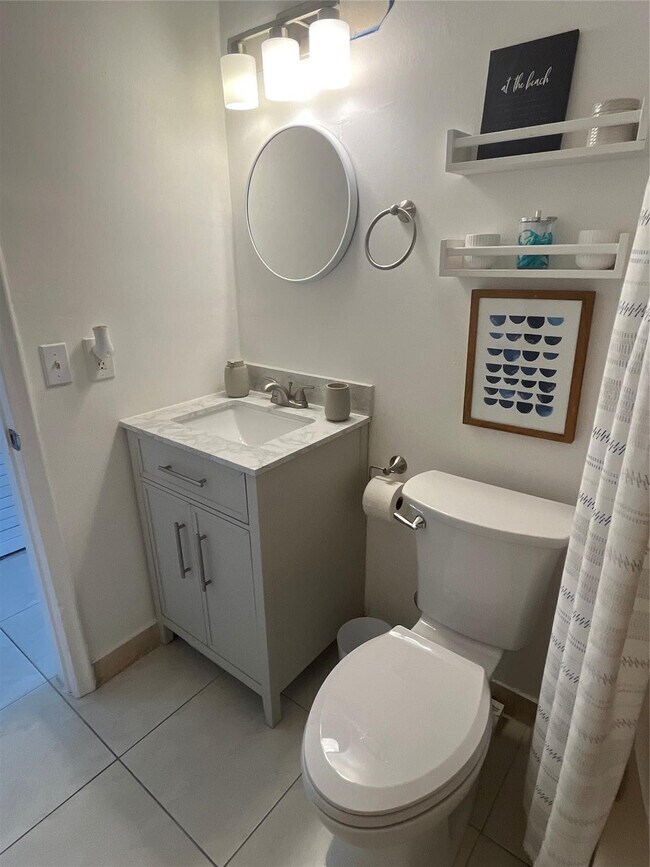 Building Photo - 2100 Diana Dr