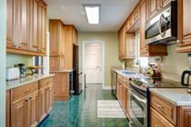 Building Photo - Beautiful Brick Home In A Desirable Location