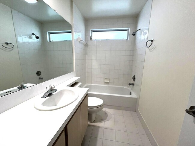 Building Photo - 6002 Red Oak Ct