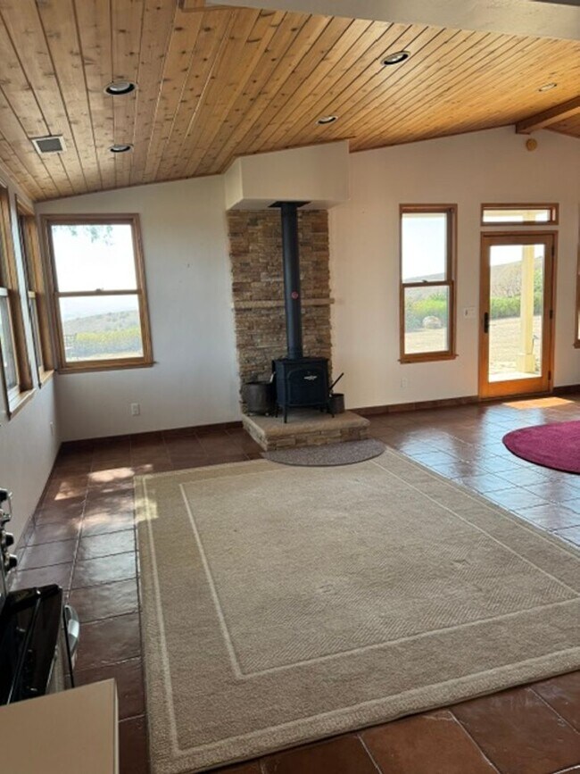 Building Photo - 1475 Cougar Ridge Rd